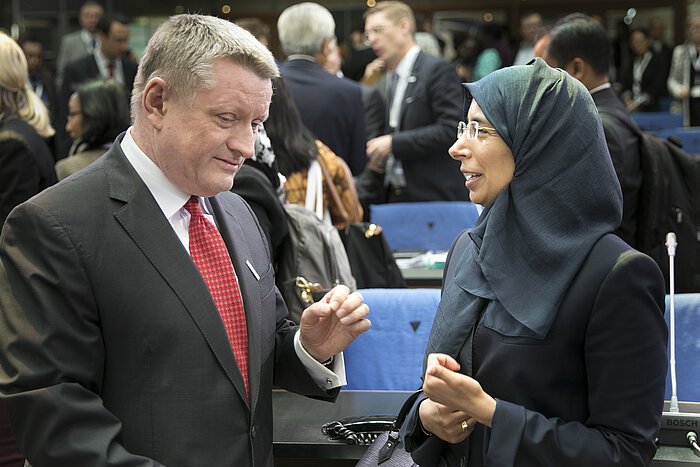 Foto: Hermann Gröhe und Dr Hanan M. Al-Kuwari im Gespräch im Konferenzraum