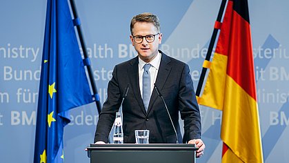 Bundesgesundheitsminister Dr. Carsten Linnemann spricht bei der Amtsübergabe im BMG
