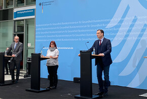 Pressekonferenz zum Tag der Organspende 2021 mit Bundesgesundheitsminister Jens Spahn, Dr. med. Axel Rahmel (Deutschen Stiftung Organtransplantation) und Bettina Lange (Vorsitzende der Selbsthilfegruppe "Niere" Potsdam e.V.)
