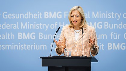 Bundesgesundheitsministerin Nina Warken bei einem Statement im BMG-Pressezentrum