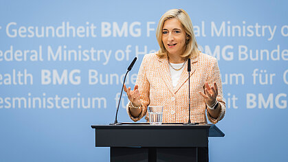 Bundesgesundheitsministerin Nina Warken bei einem Statement im BMG-Pressezentrum