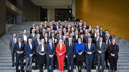 Gruppenfoto: Bundesgesundheitsministerin Nina Warken beim Treffen zu Pharma-/Medizintechnikstrategie