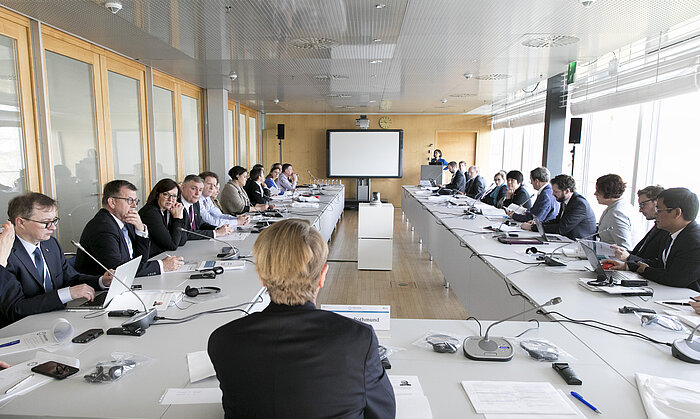 Foto: Blick in einen Workshop-Raum; im Vordergrund Teilnehmer, im Hintergrund die Präsentation