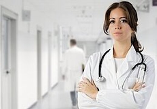 Foto: Eine junge Ärztin im Gang eines Krankenhauses 