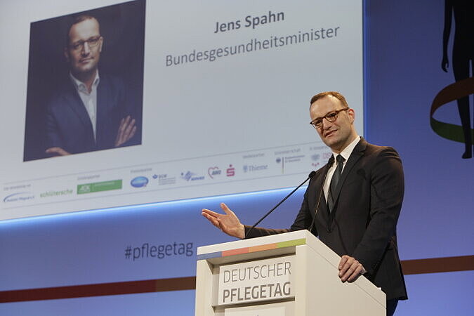 Jens Spahn hält eine Rede vor dem Publikum des Deutschen Pflegetages