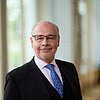 Portraitfoto im Querformat vom Parlamentarischen Staatssekretär Dr. Georg Kippels