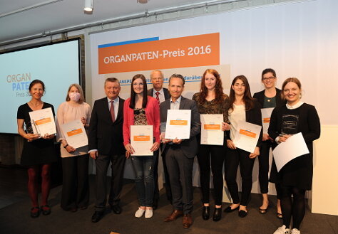 Foto: Gruppenbild von Minister Gröhe und den Preisträgern des ORGANPATEN-Preises 2016