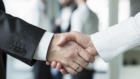 Handschlag_GettyImages-Annie_Engel_235x165