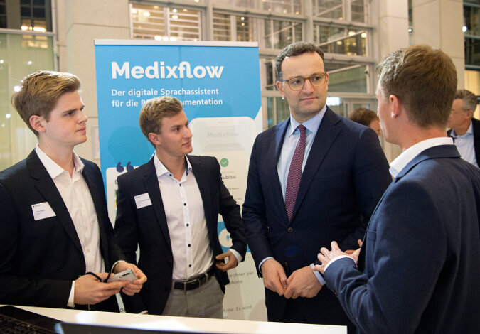 Bundesgesundheitsminister Jens Spahn mit dem Start-up-Unternehmen Medixflow
