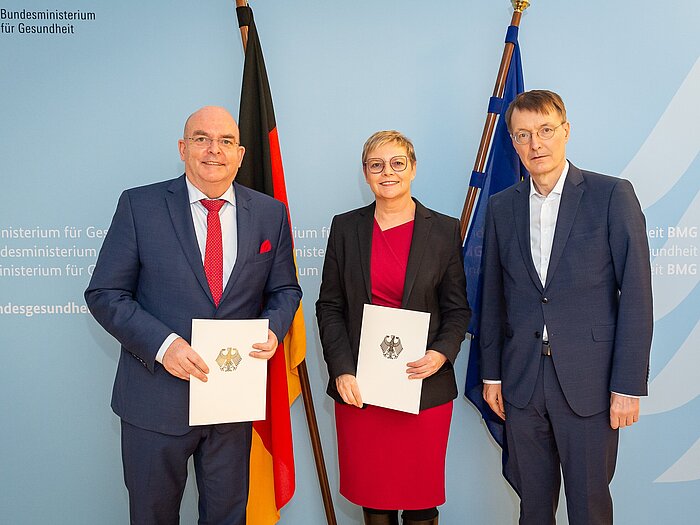 Bundesgesundheitsminister Prof. Dr. Karl Lauterbach und die beiden Parlamentarischen Staatssekretär*innen Sabine Dittmar und Edgar Franke bei der Amtsübergabe im BMG am 08.12.2021