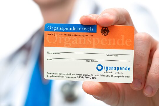 Foto: Vorderseite eines Organspende-Ausweises mit orang-blauem Design, ausfüllbaren Formularzeilen (z.B. Name, Vorname) sowie Rufnummer des Infotelefons (0800/9040400).