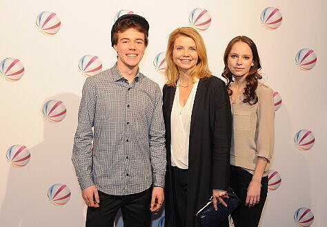 Foto: Schauspieler/innen Valentinio Fortuzzi (Frank), Annette Frier (Ärztin Dr. Hellweg) und Barbara Prakopenka (Dafina)