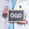 Arzt hält ein Schild mit der Aufschrift: ÖGD