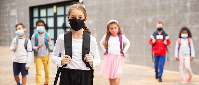 Kinder mit Maske