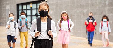 Kinder mit Maske