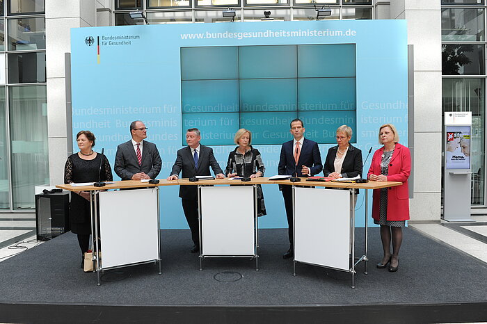 Gruppenfoto mit Bundesgesundheitsminister Hermann Gröhe, Bundesforschungsministerin Prof. Johanna Wanka sowie Vertreterinnen und Vertreter der Gesundheits- und der Kultusministerkonferenz der Länder und der Koalitionsfraktionen des Deutschen Bundestages