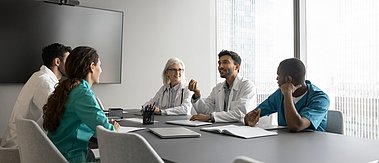 Konferenz von Ärzten an einem Tisch