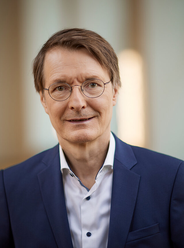 Portraitfoto von Bundesgesundheitsminister Prof. Karl Lauterbach im Hochformat
