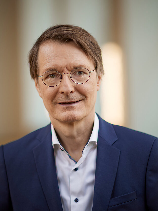Portraitfoto von Bundesgesundheitsminister Prof. Karl Lauterbach im Hochformat