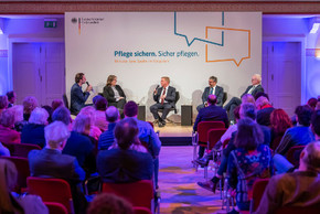 Pflegebevollmächtigter Andreas Westerfellhaus mit Bürgern im Gespräch