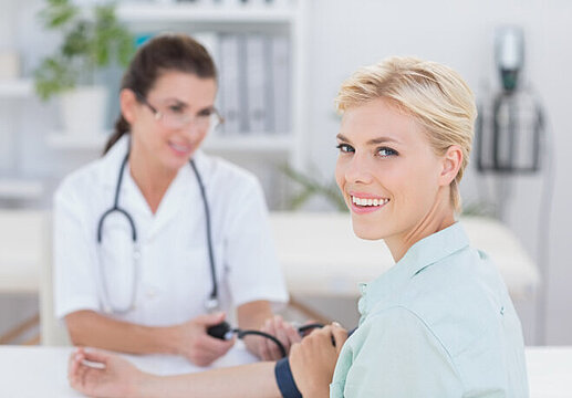 Foto: Ärztin kontrolliert den Blutdruck bei einer Patientin (Bildquelle: wavebreakmedia/Shutterstock)