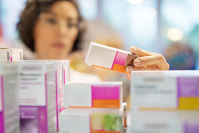 Apothekerin prüft Medikamente (Quelle: Getty Images/Luis Alvarez)