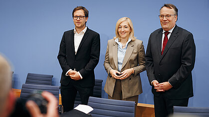 Bundesgesundheitsministerin Nina Warken mit zwei Mitgliedern der neu berufenen „FinanzKommission Gesundheit“, Prof. Dr. Michael Laxy (l.) und Prof. Dr. Gregor Thüsing, am 12.09.2025 in Berlin.