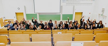 Die erste Studierendenkohorte im Hörsaal des Pharmazeutischen Instituts der Universität Bonn
