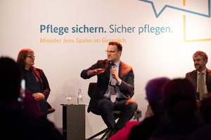 Bundesgesundheitsminister Jens Spahn beim Dialog mit Bürgern in Düren (Bildquelle: BMG/Jan Will) Bundesgesundheitsminister Jens Spahn beim Dialog mit Bürgern in Düren
