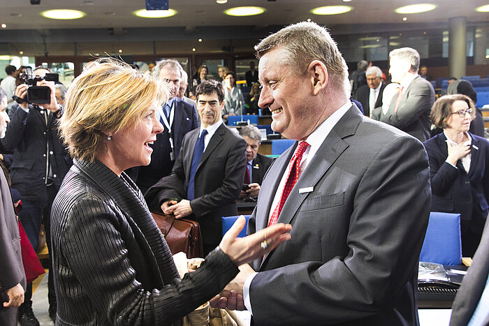 Foto: Beatrice Lorenzin und Hermann Gröhe seitlich fotografiert, während sie sich im Sitzungsraum unterhalten