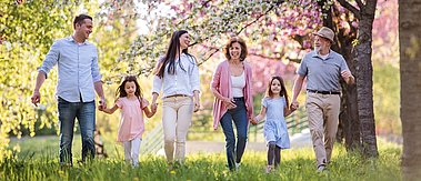 Glückliche Familie in der Natur