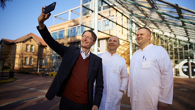 Bundesgesundheitsminister Prof. Lauterbach macht ein Selfie mit ukrainischen Ärzten