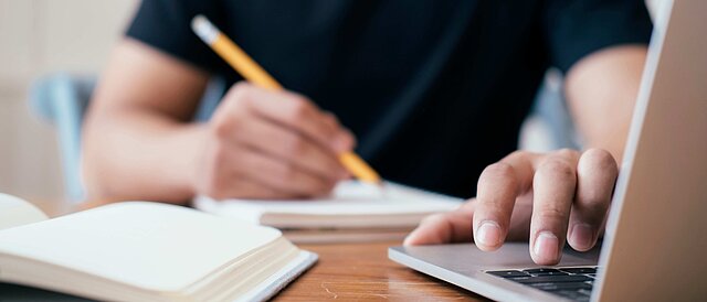 Mann arbeitet am PC - Nationale Lernplattformen für digitales Patienten-bezogenes Lernen im Medizinstudium (DigiPaL)