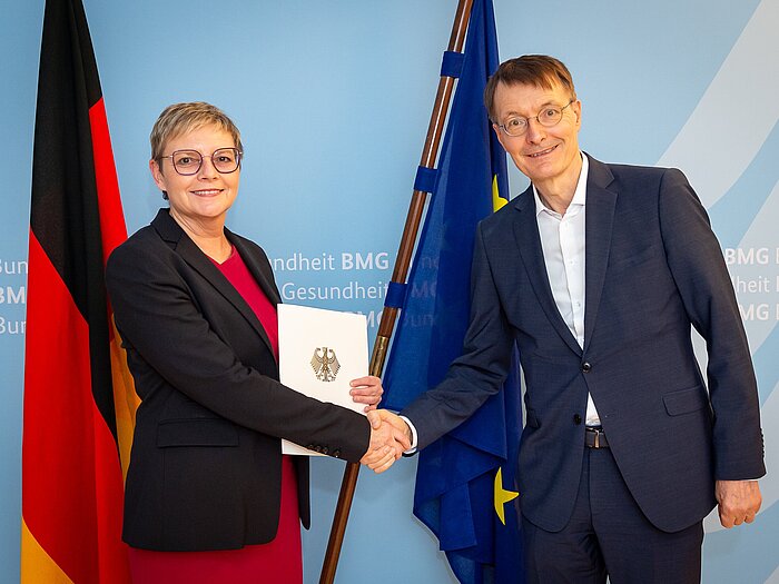 Bundesgesundheitsminister Prof. Karl Lauterbach übergibt die Ernennungsurkunde an die Parlamentarische Staatssekretärin Sabine Dittmar