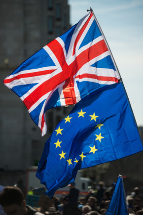 Flagge von Großbrittanien und EU wehen übereinander