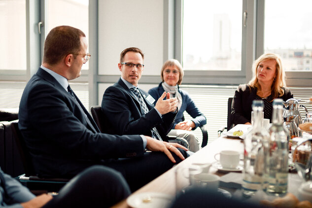 Bundesgesundheitsminister Jens Spahn im Gespräch mit Heiko Matamaru und zwei weiteren Personen am Tisch