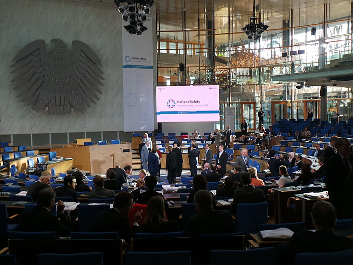 Foto: Blick in den Veranstaltungssaal kurz vor Beginn des Kongresses, einige Teilnehmer unterhalten sich, andere nehmen ihre Plätze ein