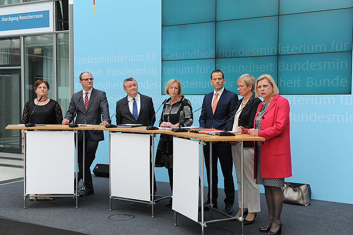 Gruppenfoto mit Bundesgesundheitsminister Hermann Gröhe, Bundesforschungsministerin Prof. Johanna Wanka sowie Vertreterinnen und Vertreter der Gesundheits- und der Kultusministerkonferenz der Länder und der Koalitionsfraktionen des Deutschen Bundestages