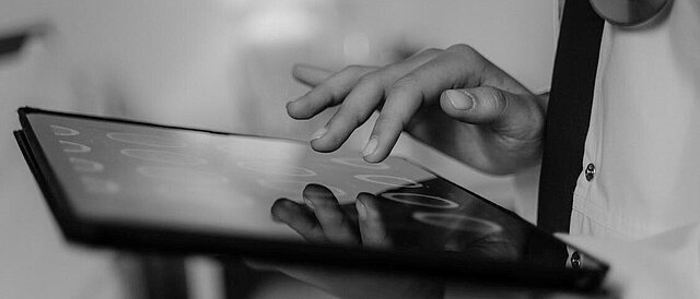 Ärztin begutachtet Befunde auf einem Tablet-PC