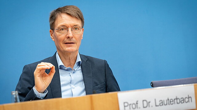 Bundesgesundheitsminister Prof. Karl Lauterbach spricht vor der Bundespressekonferenz