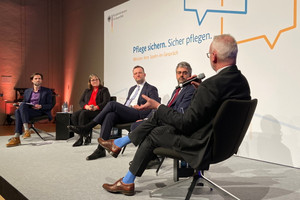 Bundesgesundheitsminister Jens Spahn bei der Gesprächsreihe „Pflege sichern. Sicher pflegen“ (Bildquelle: BMG) Bundesgesundheitsminister Jens Spahn sitzt im Podium bei der Gesprächsreihe „Pflege sichern. Sicher pflegen“