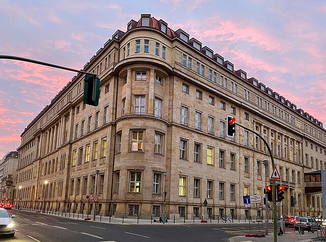 Das Bundesgesundheitsministerium in Berlin im Lichte des Sonnenaufgangs