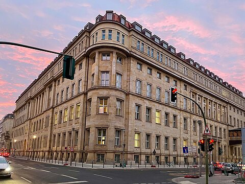 Das Bundesgesundheitsministerium in Berlin im Lichte des Sonnenaufgangs