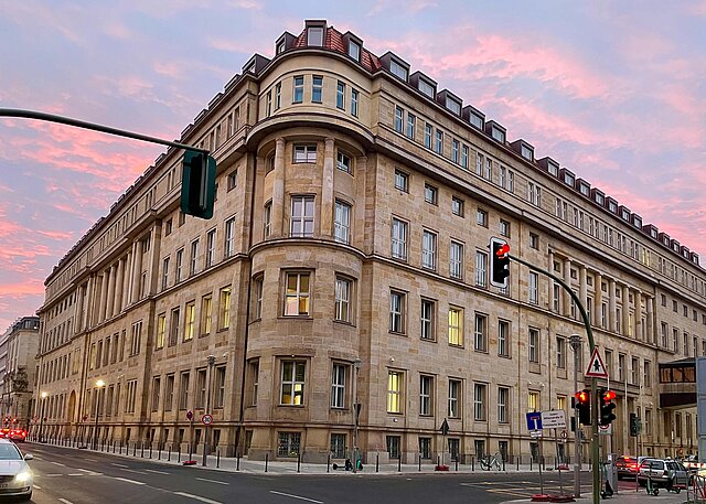 Das Bundesgesundheitsministerium in Berlin im Lichte des Sonnenaufgangs