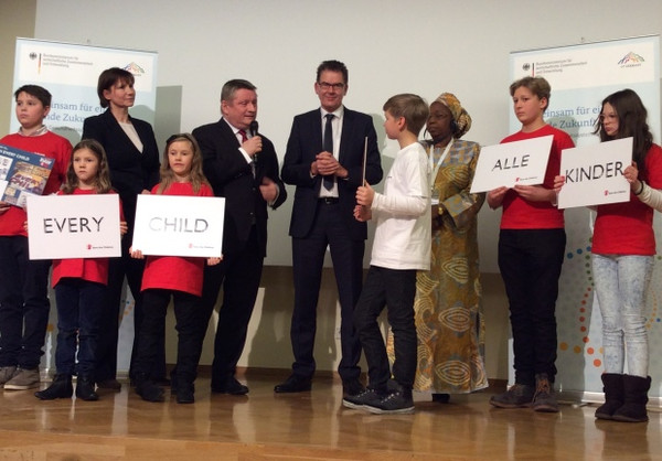 Herman Gröhe at the GAVI conference (Photo: BMG) Photo: Federal Minister of Health Hermann Gröhe surrounded by children at the GAVI conference in Berlin