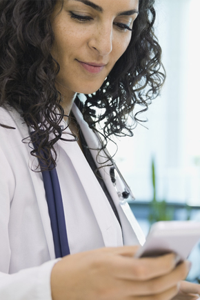 Eine Ärztin guckt aufs Handy