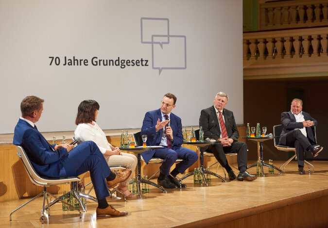 Bundesgesundheitsminister Jens Spahn diskutiert beim Bürgergespräch zu 70 Jahre Grundgesetz in Zwickau