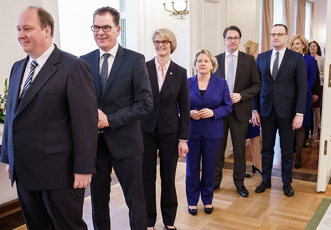 Foto: Jens Spahn mit anderen angehenden Ministern in einer Reihe im Schloss Bellevue