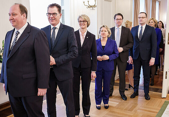 Foto: Jens Spahn mit anderen angehenden Ministern in einer Reihe im Schloss Bellevue