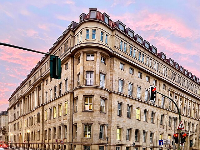 Das Bundesgesundheitsministerium in Berlin im Lichte des Sonnenaufgangs